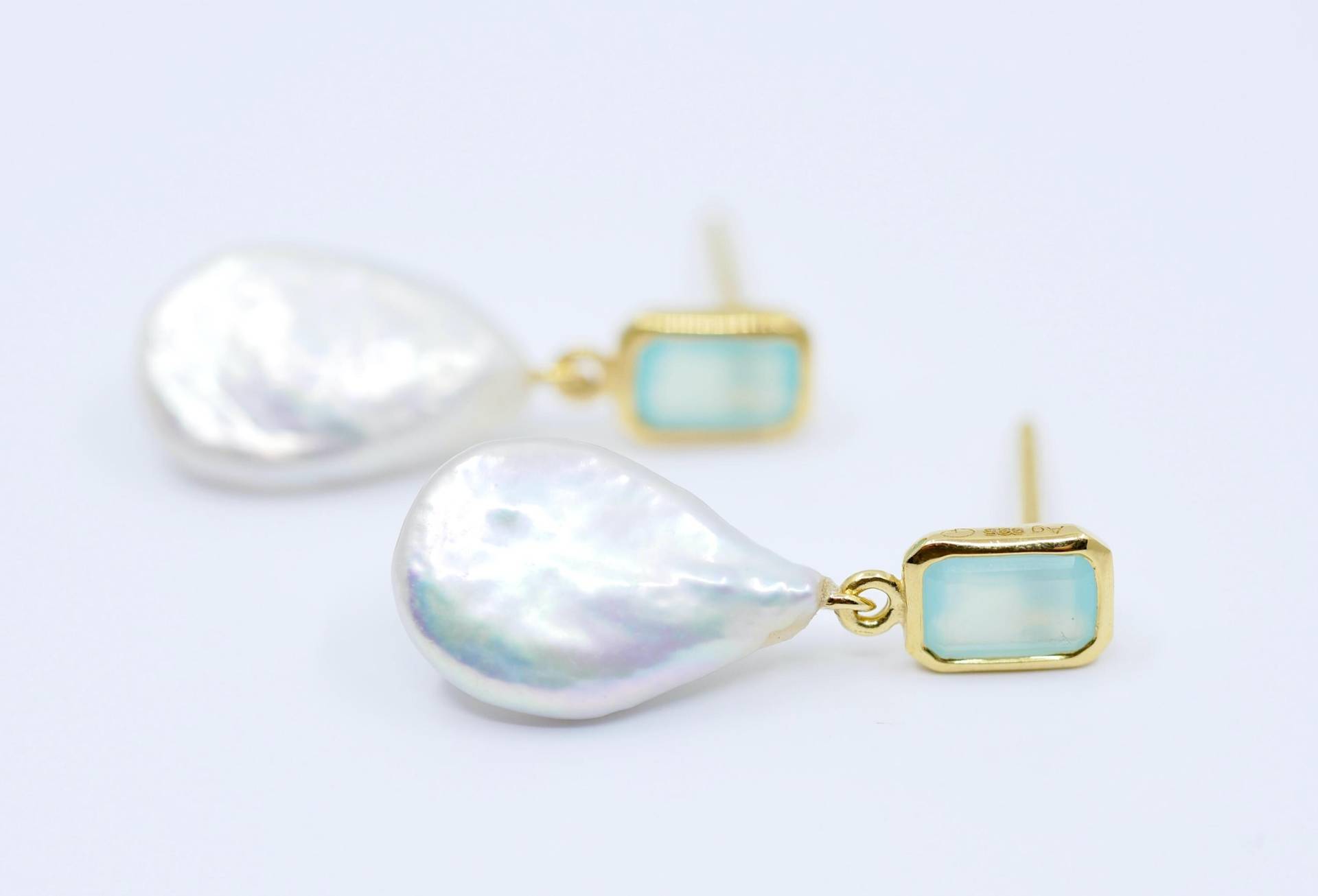 Perlen Ohrringe Mit Aqua Chalcedon von SusanneKringsSchmuck