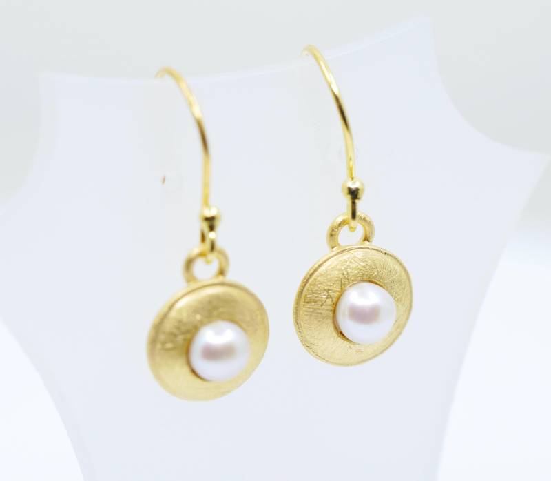 Perlenohrringe Gold von SusanneKringsSchmuck