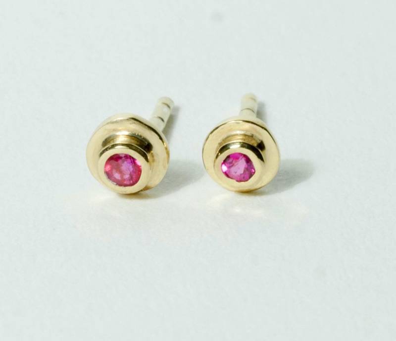 Rubin Ohrringe Gold Rund von SusanneKringsSchmuck