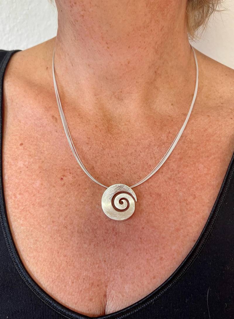Silber Schnecke Mit Halsreifen von SusanneKringsSchmuck
