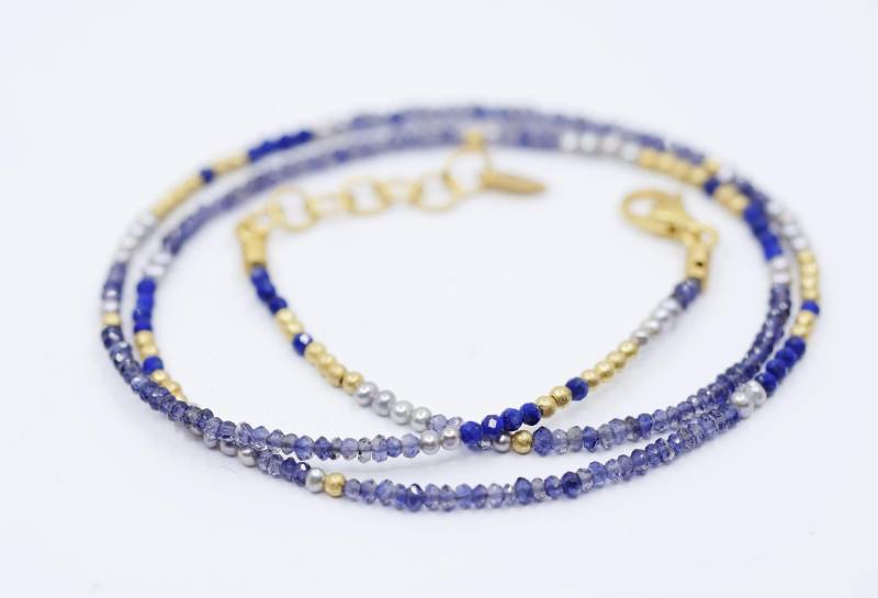 Zierliche Kette Mit Lapis Lazuli, Iolith Und Perlen von SusanneKringsSchmuck