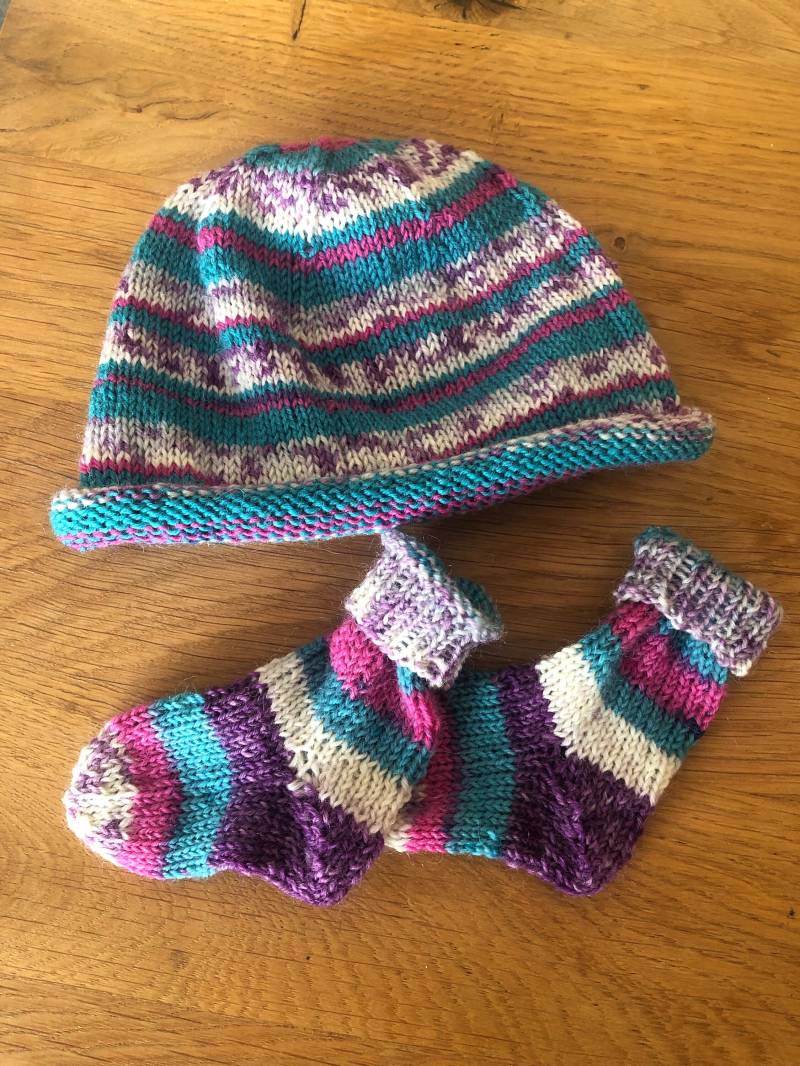 Gestrickte Babymütze Aus Weichem Babygarn Mit Passenden Söckchen von SusanneStricktZuViel