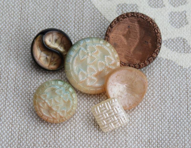 Edle Gewachste Vintage Glasknopfkomposition Sammlerknöpfe Neugablonz Nos von SusiQuButtons