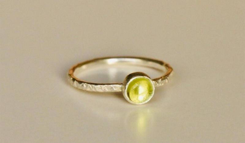Checker Textured Silber Stacking Ring Mit Peridot Edelstein von SusieJonesJewellery