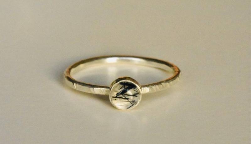 strukturierter Silberring Mit Rutilquarz Edelstein von SusieJonesJewellery