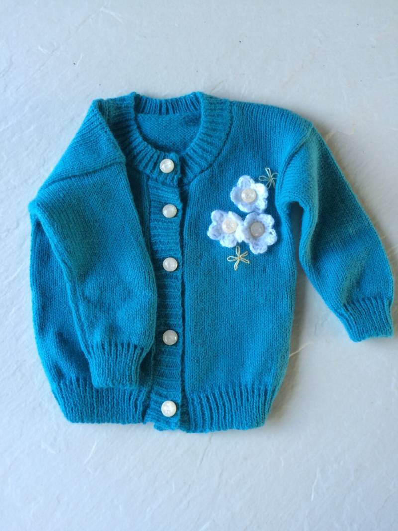 Gestrickter Babypullover Mit Gehäkelten Und Gestickten Blumen Gestrickter Babypullover Mit Gehäkelten Und Gestickten Blumen von SusieQsYarns