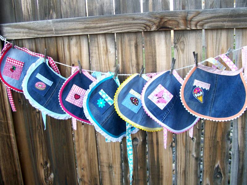 Denim Mädchen Halbschürze Recycelter Jeans-stoff, Größe 5-6 von SusiesTieOneOnAprons