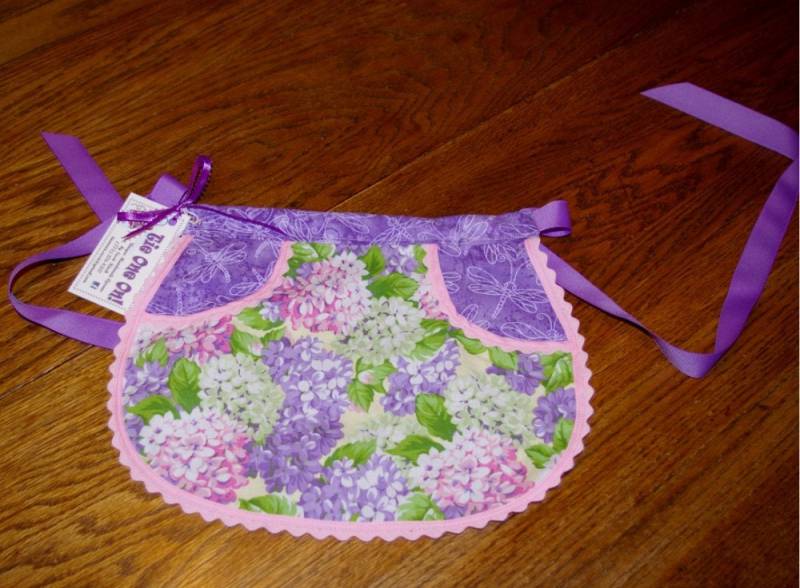 Kind Lila Halbschürze - Größe 3 Bis 4 von SusiesTieOneOnAprons