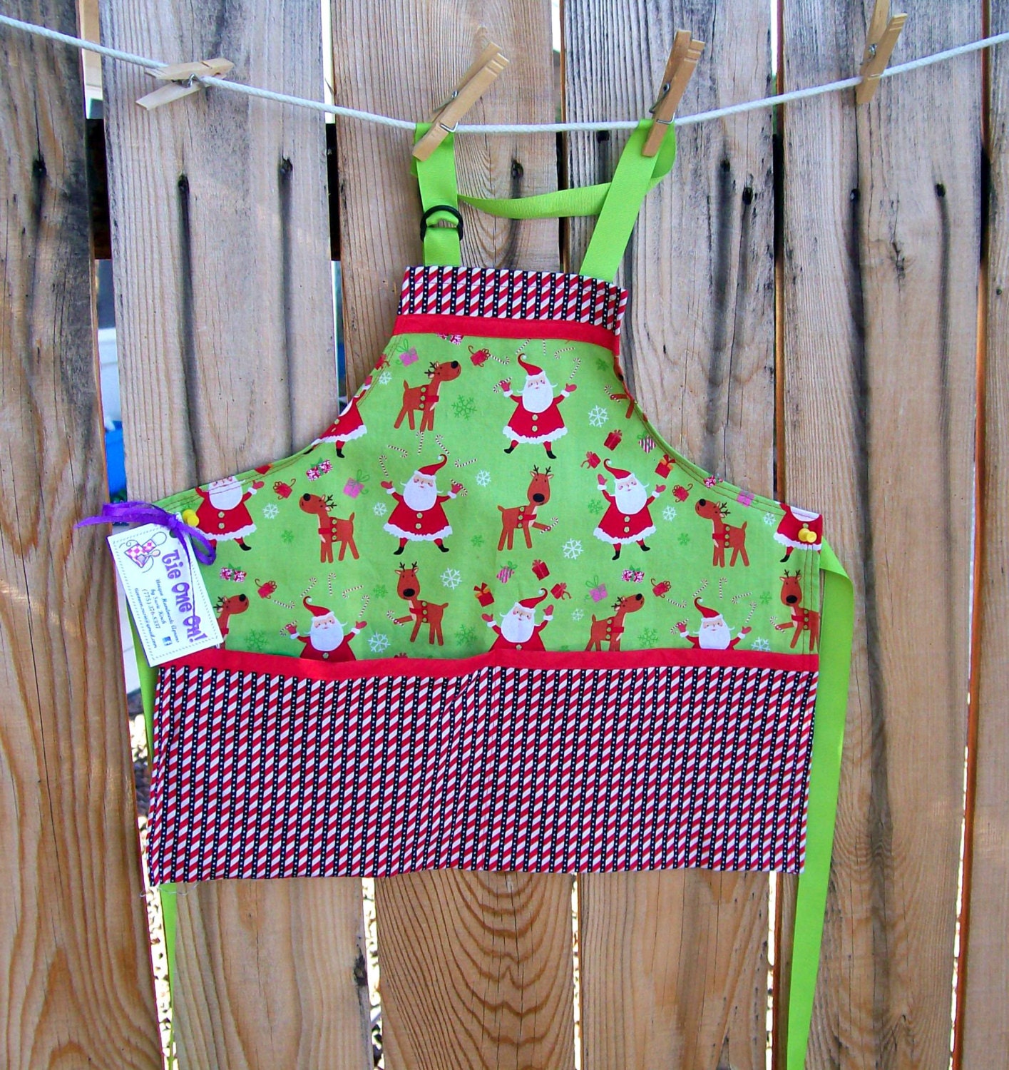 Kinderschürze Weihnachtsmann Und Rentier Grün Rot Butcher Style-Größe 4 von SusiesTieOneOnAprons