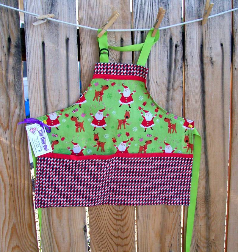 Kinderschürze Weihnachtsmann Und Rentier Grün Rot Butcher Style-Größe 4 von SusiesTieOneOnAprons