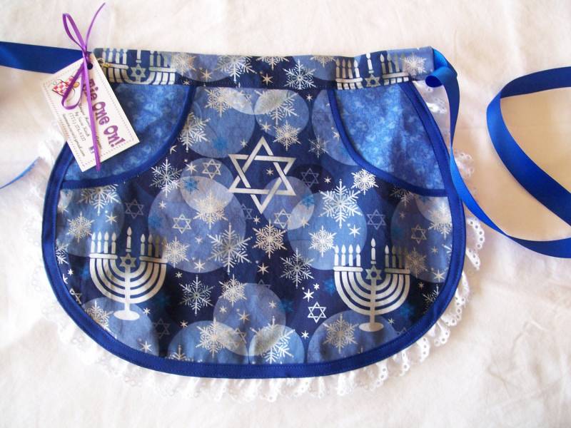 Mädchen Chanukka Halbschürze Mit Spitze Größe 5 Bis 6 Mädchen Chanukka Halbschürze Mit Spitze Größe 5 Bis 6 von SusiesTieOneOnAprons