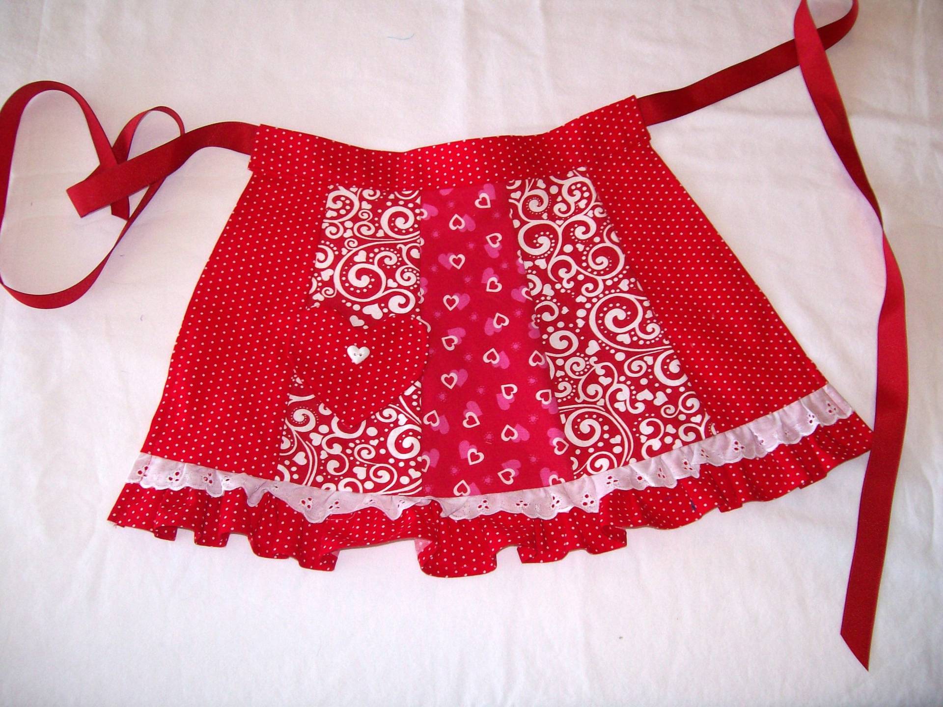Mädchen Rote Patchwork Halbschürze Retro Spitzenschürze, Größe M/L von SusiesTieOneOnAprons