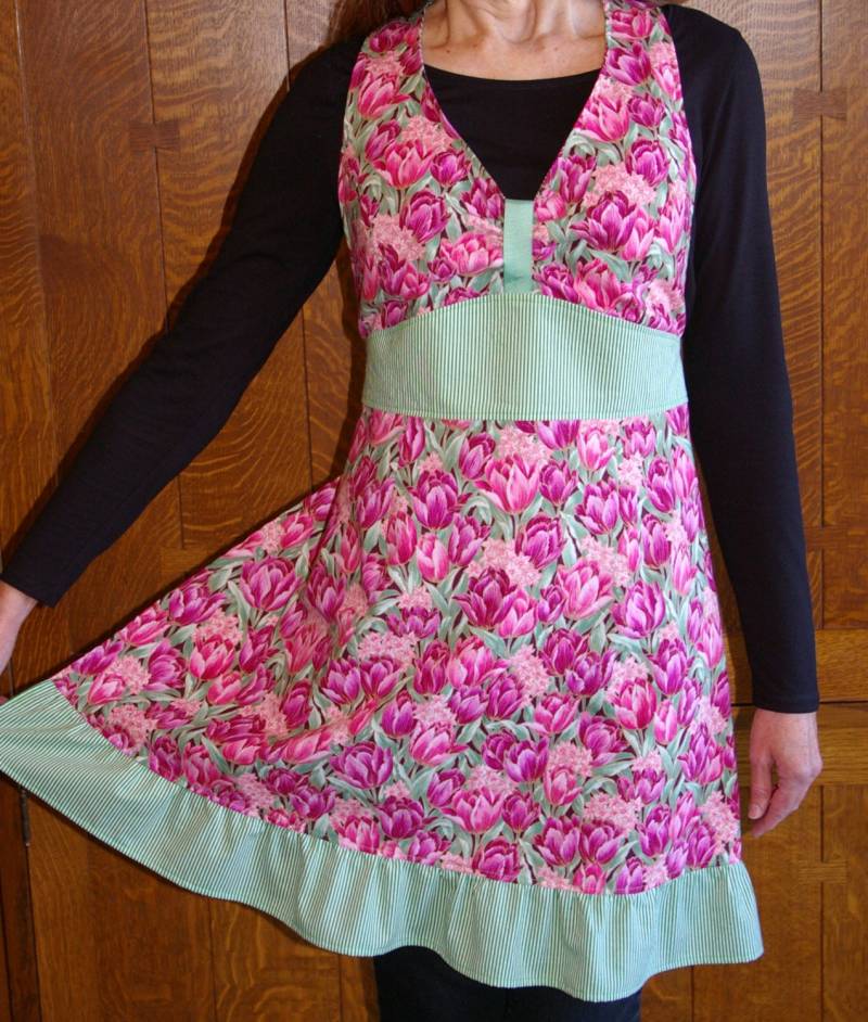 Pink Und Grün Tulpe Neckholder Mit Rüschen-Größe M von SusiesTieOneOnAprons