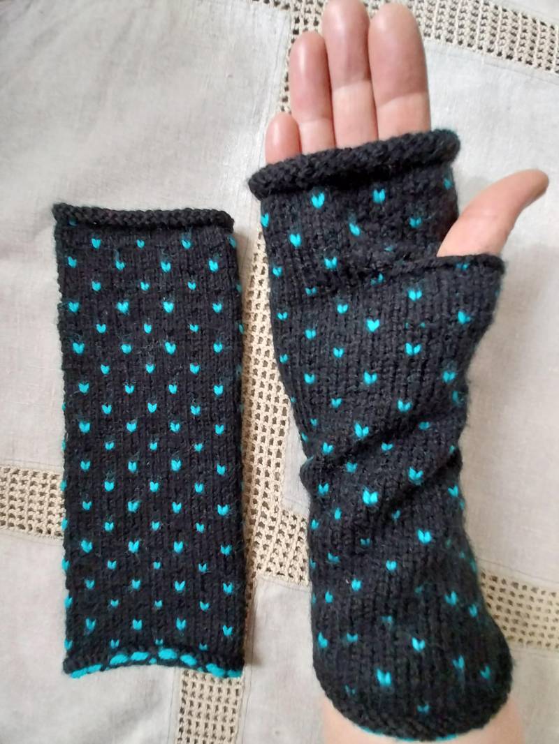 Armstulpen Handgestrickt Herzchen Pünktchen Zweifarbig Gestrickt Norweg. Stil Polkadot von SusanFranzArt