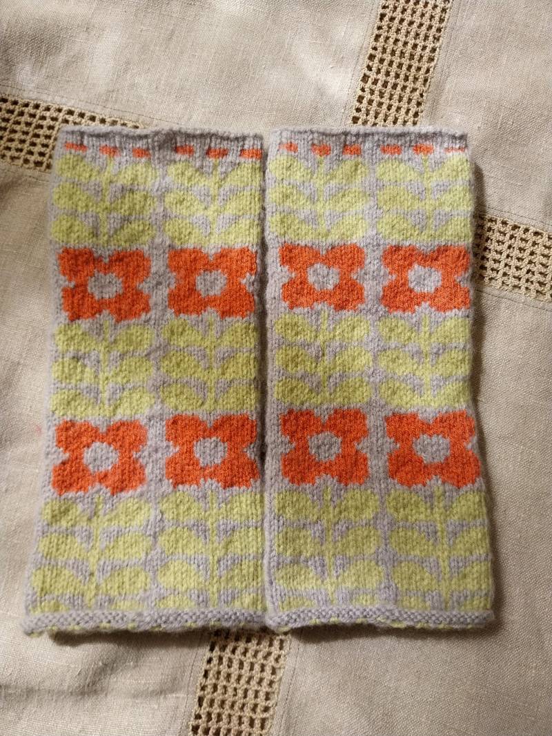 Handstulpen S M Dän. Design Handgestrickt, Blumen Und Blätter Jacquardstrick Fingerloser Handschuh Handgemacht von SusanFranzArt