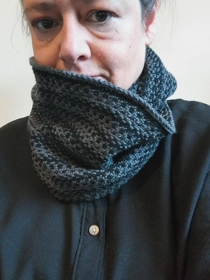 Loop Schal Handgestrickt Gestrickt Leinenstich Schwarz Grau Strickstruktur Leinenmuster Leinenstruktur Handgefertigt von Susikorb