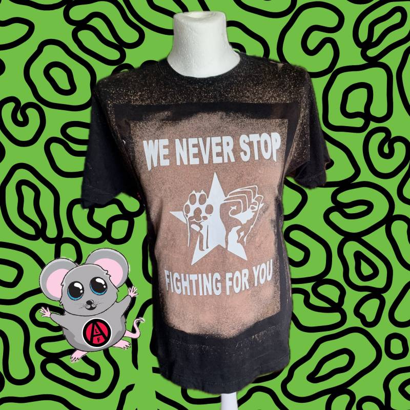 Shirt in Schwarz Gebleicht Mit Faust Pfote Stern Aufdruck Unisex Größe L/Einzelstück Tierrechte T von SuspiriaPrints