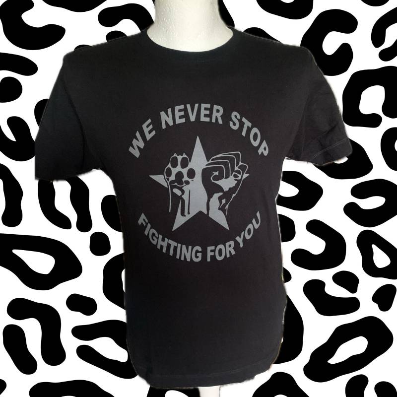 Tierrechte Shirt in Schwarz Mit Grauem Druck/ Faust Pfote Stern Unisex Größe M von SuspiriaPrints