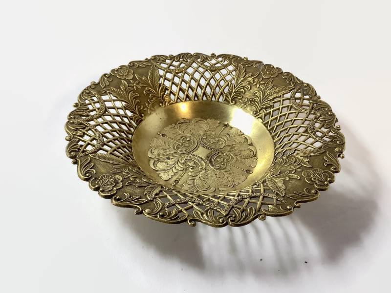 Retro Messing Catch All Kleine Schmuckschale, Verziert Mit Geblümtem Spitzenrand, Made in Italy von SustainableVintFinds