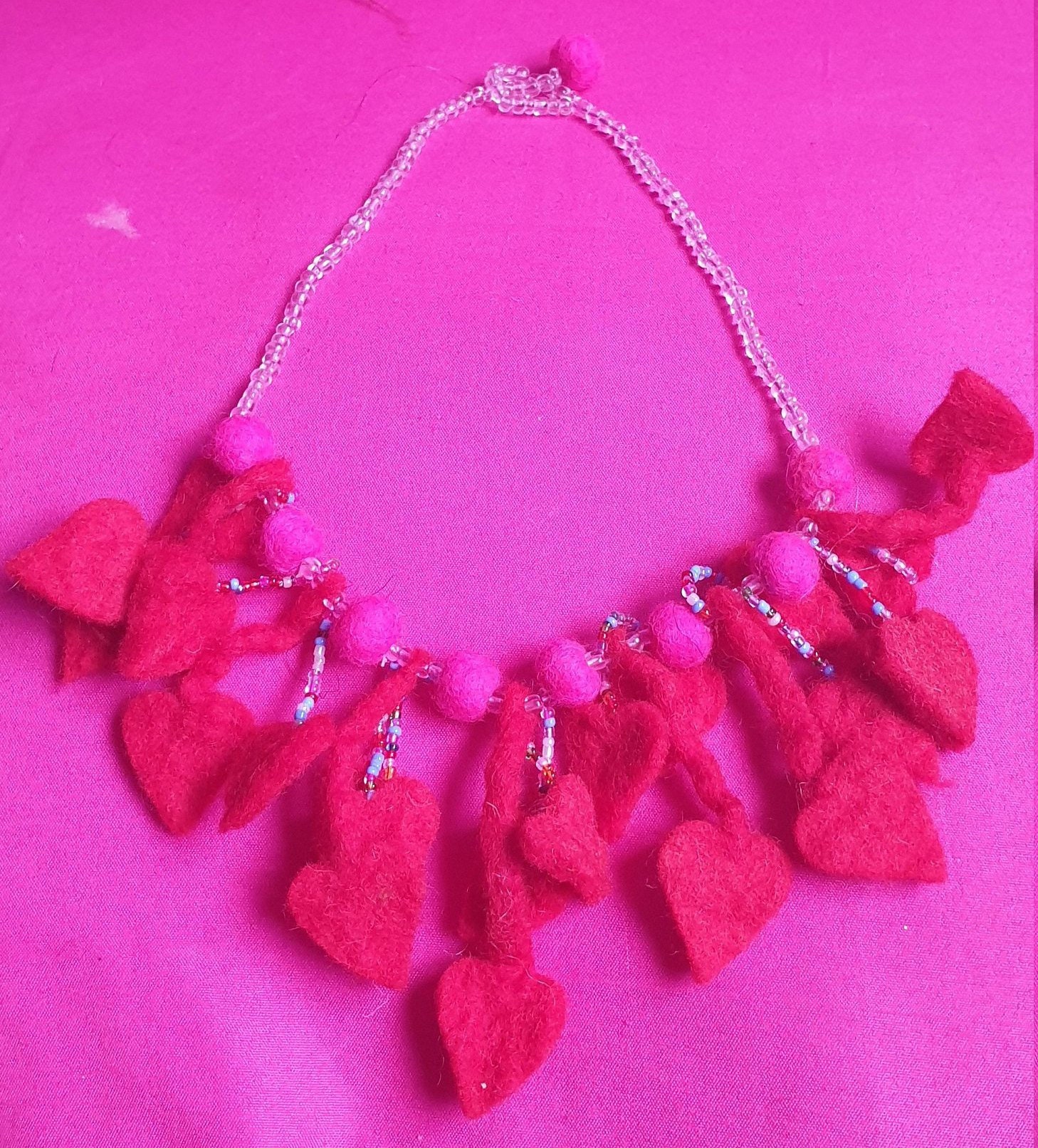 Leuchtend Rot Handgefertigt Filz Halskette/Halsband Mit Liebe Herzen Hängen Aus Bunten Glas Samen Perlen & Lebendige Fuschia Leuchtend Rot Handgefertigt Filz Halskette/Halsband Mit Liebe Herzen Hängen Aus Bunten Glas Samen Perlen & Lebendige Fuschia von SususFaeryRealm