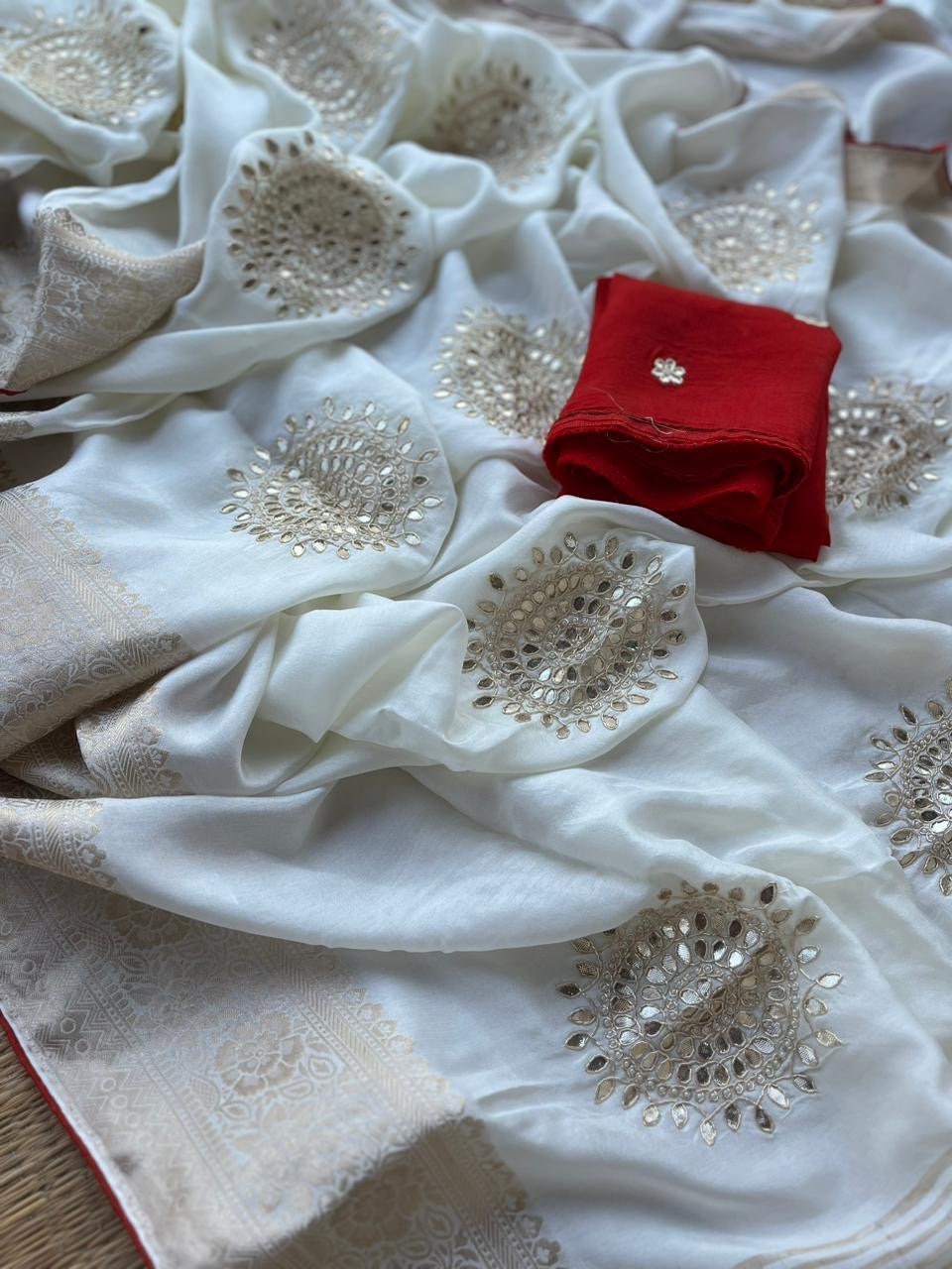 Handgefertigter Dola Seide Saree Off White, Zardozi, Gottapatti, Perlen Handgefertigter Dola Seide Saree Off White, Zardozi, Gottapatti, Perlen von SuumayaFashionHub