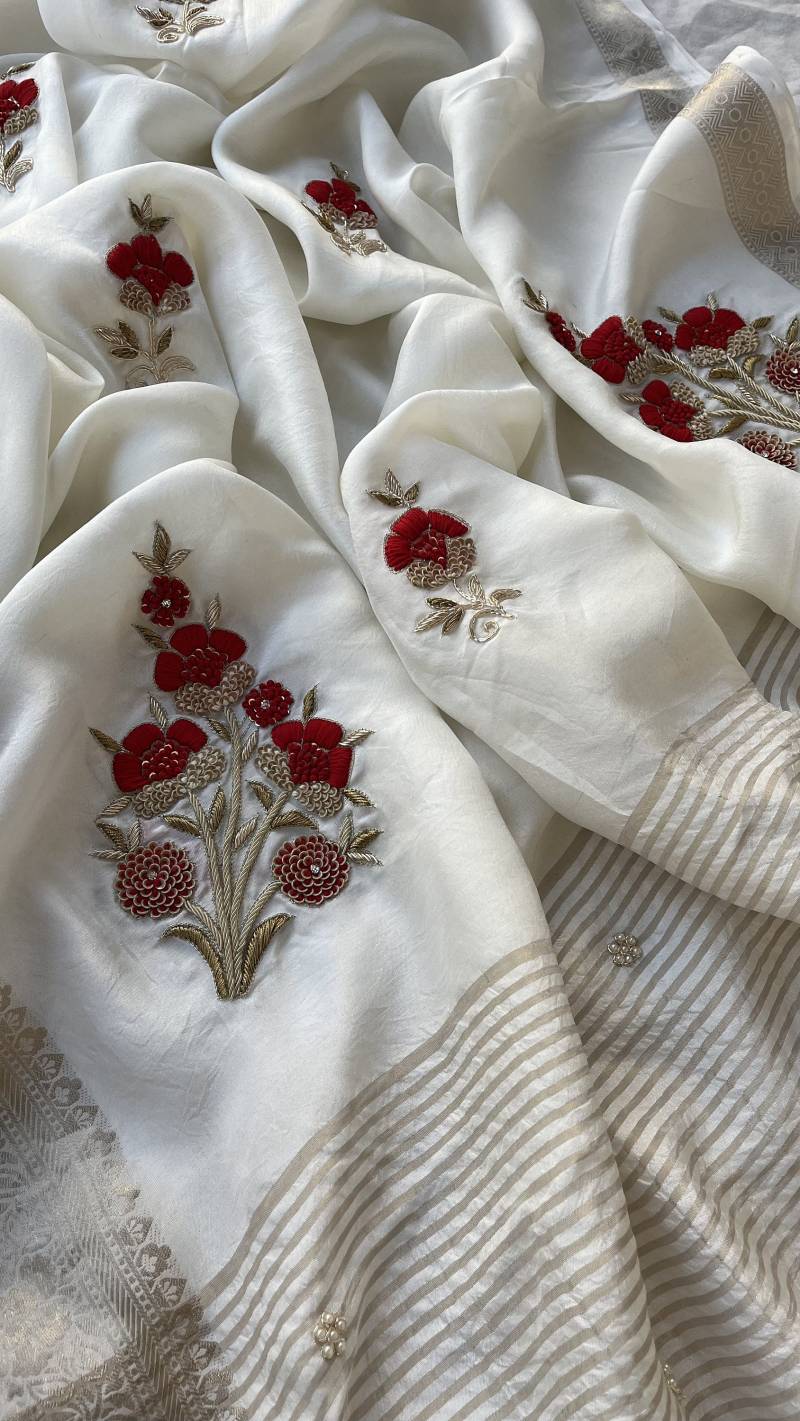 Offwhite Banarasi Seide Saree Rote Zardozi Handstickerei Offwhite Banarasi Seide Saree Rote Zardozi Handstickerei von SuumayaFashionHub