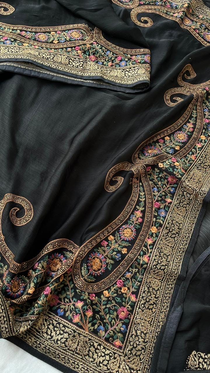 Schwarzer Bestickter Satin Saree Bollywood Designer Saree Schwarzer Bestickter Satin Saree Bollywood Designer Saree von SuumayaFashionHub