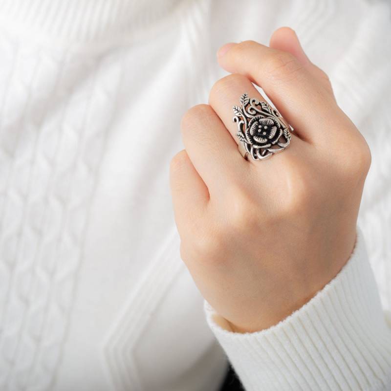 Suvani 925 Oxidiertes Sterling Silber Filigrane Vintage Stil Detaillierte Rose Rebenblätter Ring Größe 6, 7, 8 von SuvaniJewelry