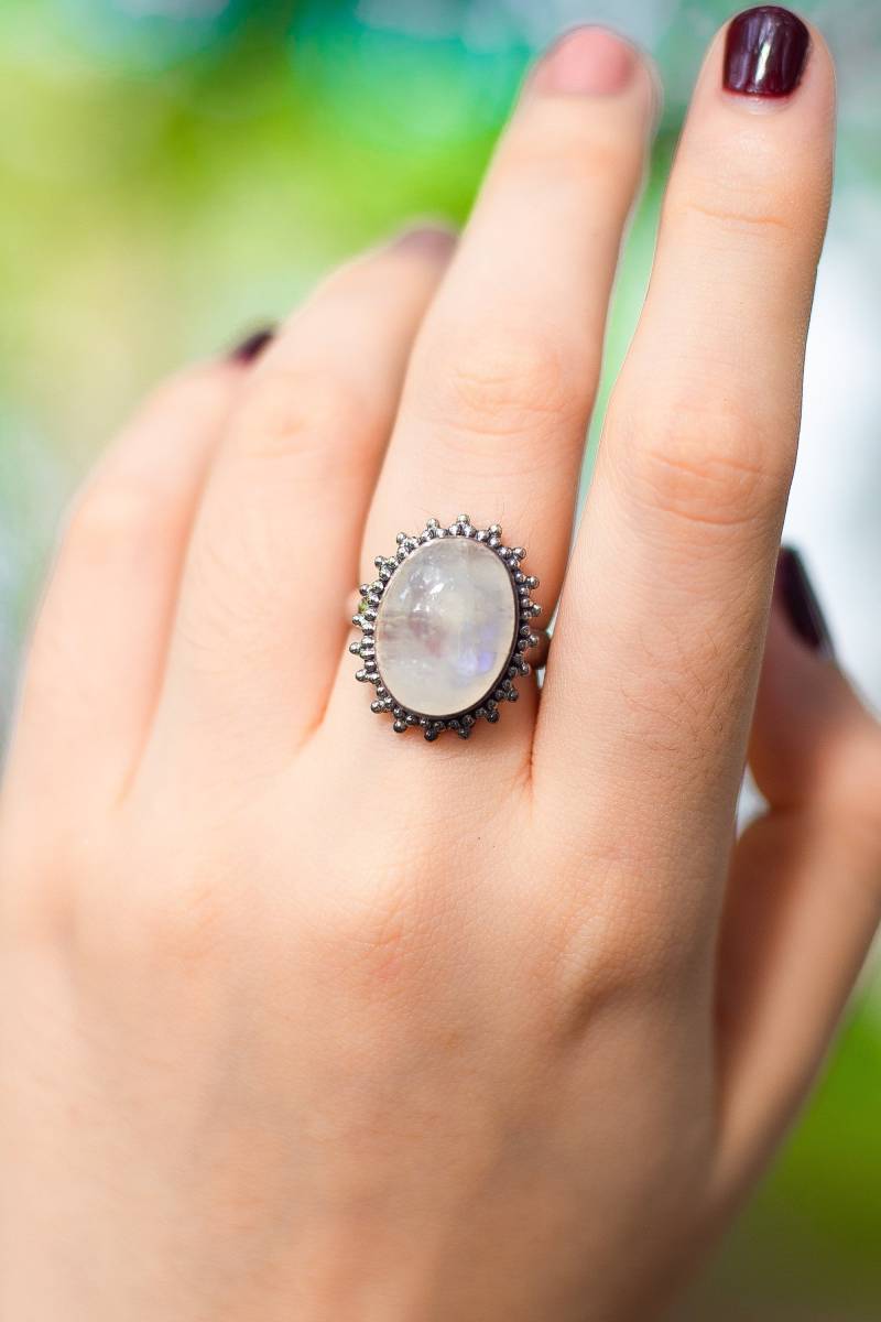 Suvani Oxidierter Sterlingsilber Natürlicher Mondstein-Edelstein Oval Geformte Vintage Band Ring Größe 5, 7, 8 von SuvaniJewelry