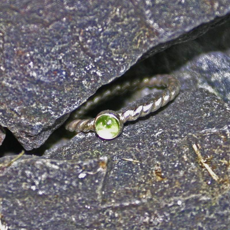 August Geburtsstein Ring - Peridot Stapelbarer Sterling Silber, Zierlicher Lünette Set Gedrehter Seil Ring von SuzAndRoo