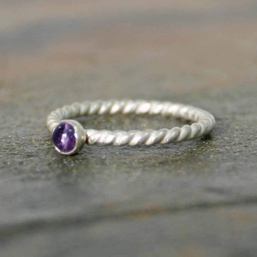 Februar Geburtsstein Ring - Amethyst Stapelbar Sterling Silber, Zierliche Fassung, Gedrehte Seil Ringe Februar Geburtsstein Ring - Amethyst Stapelbar Sterling Silber, Zierliche Fassung, Gedrehte Seil Ringe von SuzAndRoo