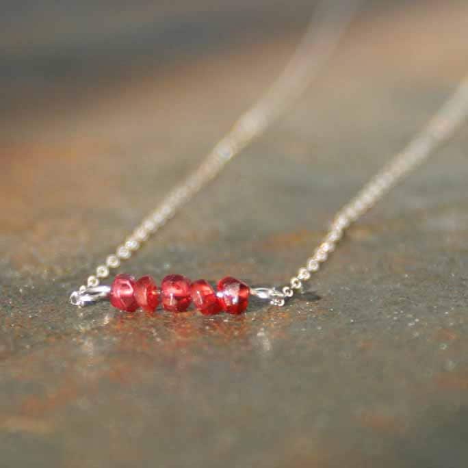 Januar Birthstone Halskette, Granat Schmuck, Linie Geburtstag Halskette von SuzAndRoo