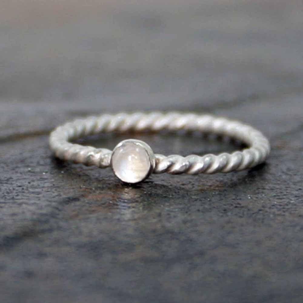 Juni Geburtsstein Ring - Mondstein Stapelbar Sterling Silber, Zierliche Lünette Set Gedreht Seil Ring Juni Geburtsstein Ring - Mondstein Stapelbar Sterling Silber, Zierliche Lünette Set Gedreht Seil Ring von SuzAndRoo