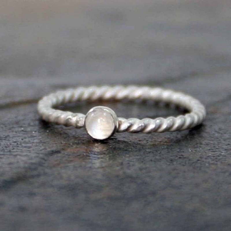 Juni Geburtsstein Ring - Mondstein Stapelbar Sterling Silber, Zierliche Lünette Set Gedreht Seil Ring Juni Geburtsstein Ring - Mondstein Stapelbar Sterling Silber, Zierliche Lünette Set Gedreht Seil Ring von SuzAndRoo