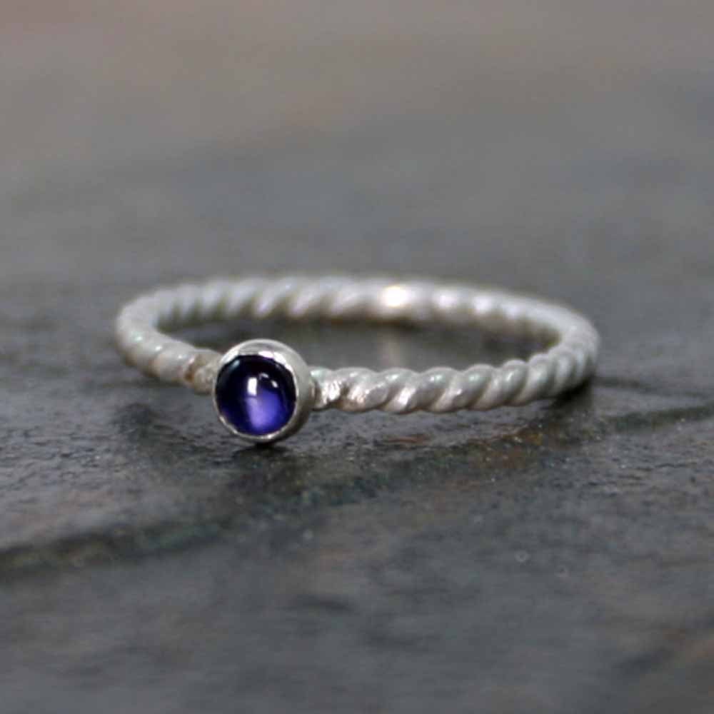 Pfund Sterling Twist Iolite Ring, Stapelbare Stein Silber Zierliche Ring-Seil-Ring Verdreht Ring Pfund Sterling Twist Iolite Ring, Stapelbare Stein Silber Zierliche Ring-Seil-Ring Verdreht Ring von SuzAndRoo