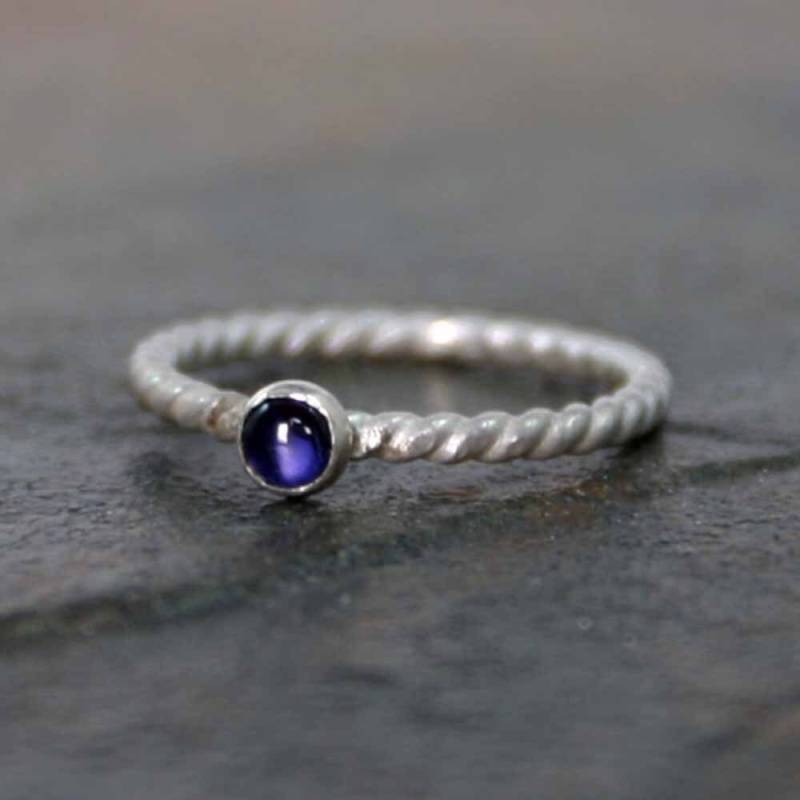 Pfund Sterling Twist Iolite Ring, Stapelbare Stein Silber Zierliche Ring-Seil-Ring Verdreht Ring Pfund Sterling Twist Iolite Ring, Stapelbare Stein Silber Zierliche Ring-Seil-Ring Verdreht Ring von SuzAndRoo