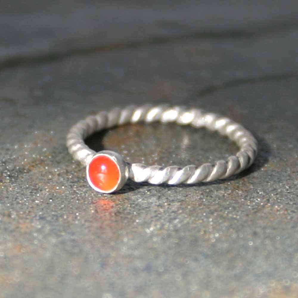 Pfund Sterling Twist-Karneol-Ring, Stapelbare Stein Ring, 925Er Silber Zierliche Seil Ring Verdreht Pfund Sterling Twist-Karneol-Ring, Stapelbare Stein Ring, 925Er Silber Zierliche Seil Ring Verdreht von SuzAndRoo