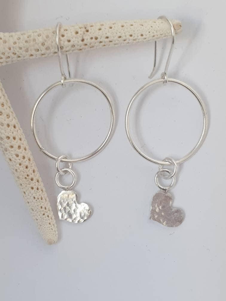 sterling Silber, Gehämmerte Herz Ohrringe, Hoop, Baumeln Hoop Drop Ohrring von SuzanneBarrJewellery