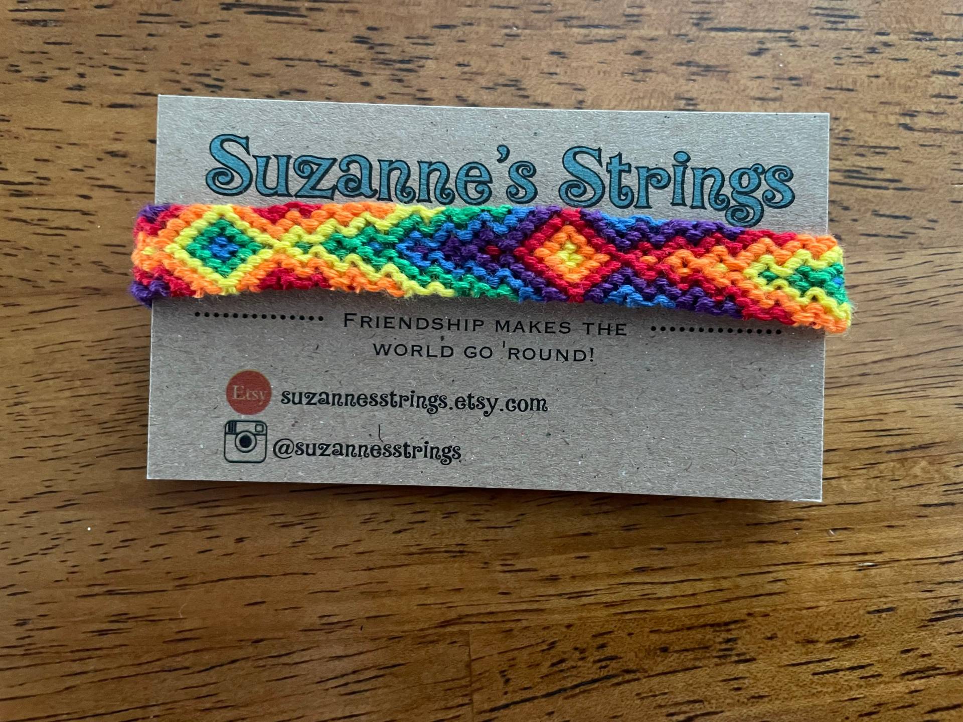 Regenbogen Pfeilspitze Rautenmuster | Eine | 1 Freundschaftsarmband Handarbeit Gewebt Armband Versandkostenfrei von SuzannesStrings