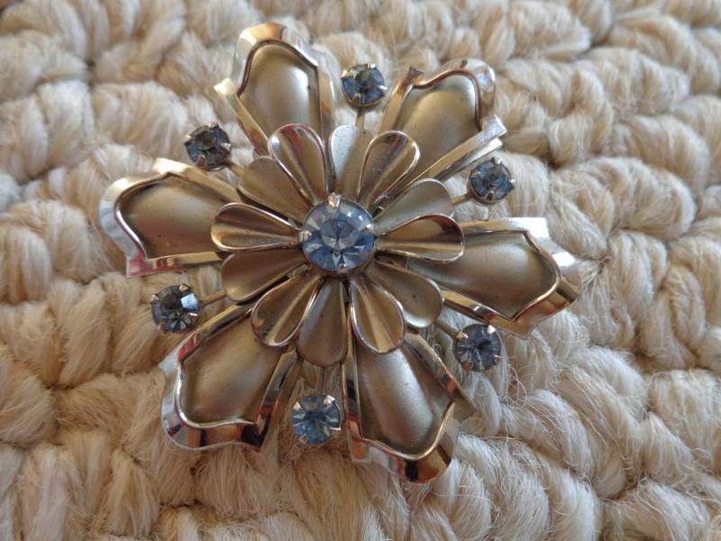 Silber Brosche 1950-60 Erarbeitet Sich Aus Blauen Kristall Strass | #0523 Silber Brosche 1950-60 Erarbeitet Sich Aus Blauen Kristall Strass | #0523 von Suzannesgold