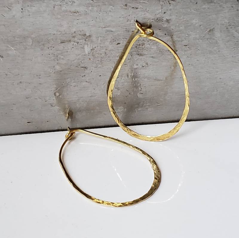 Handgeschmiedete 18K Massivgold Oval Creolen Gehämmerte Artisan Creolen von SuzantinoStudio