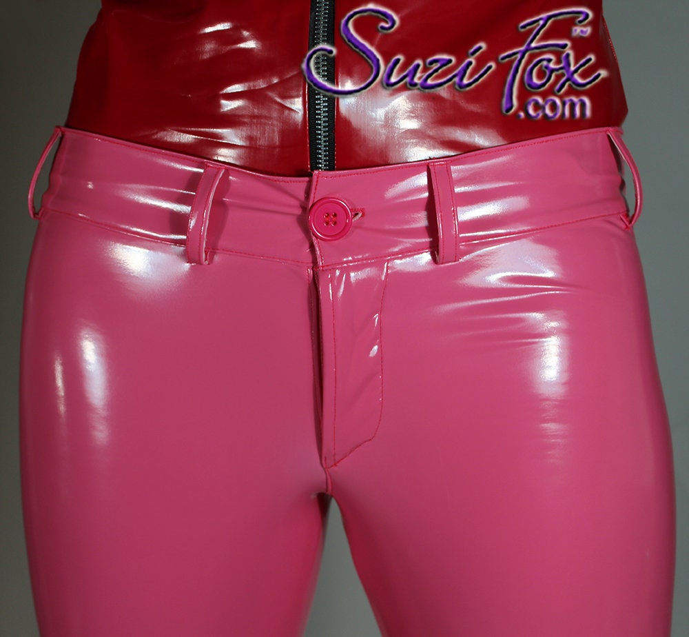 Damen Jeans Hose Mit Aufgesetzter Gesäßtasche Und Gürtelschlaufen, Abgebildet in Hot Pink Gloss Vinyl/Pvc Von Suzi Fox von SuziFox
