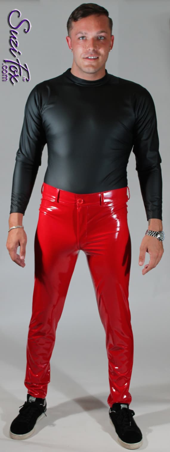 Herren Jeans-Stil Hose Mit Reißverschluss Vorne, Hinten Aufgesetzte Taschen, Und Gürtelschlaufen Von Suzi Fox in Rot Stretch Vinyl Pvc Gezeigt von SuziFox