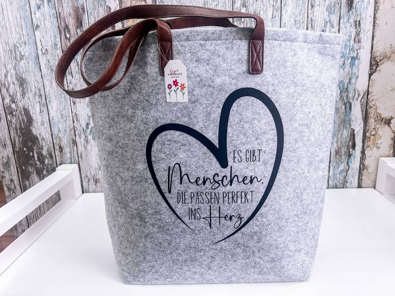 Filztasche "Menschen, Die Passen Perfekt Ins Herz" - Personalisiertes Geschenk Für Frauen Geschenkidee Personalisierte Tasche von SuzisHandmadeDesign