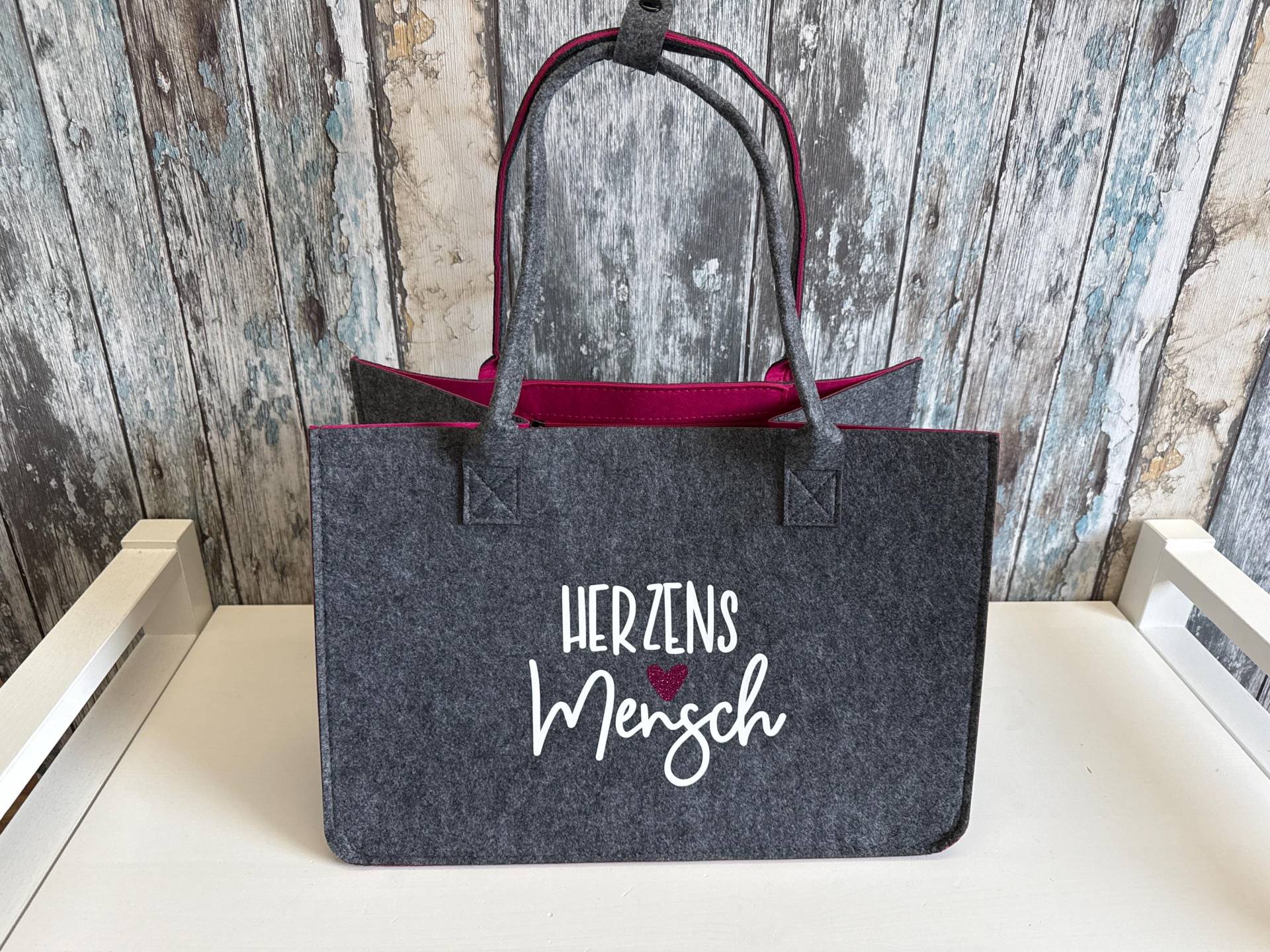 Filztasche "Herzensmensch"- Personalisiertes Geschenk Für Frauen - Personalisierbar Mit Namen Tasche Glitzer-Herz von SuzisHandmadeDesign