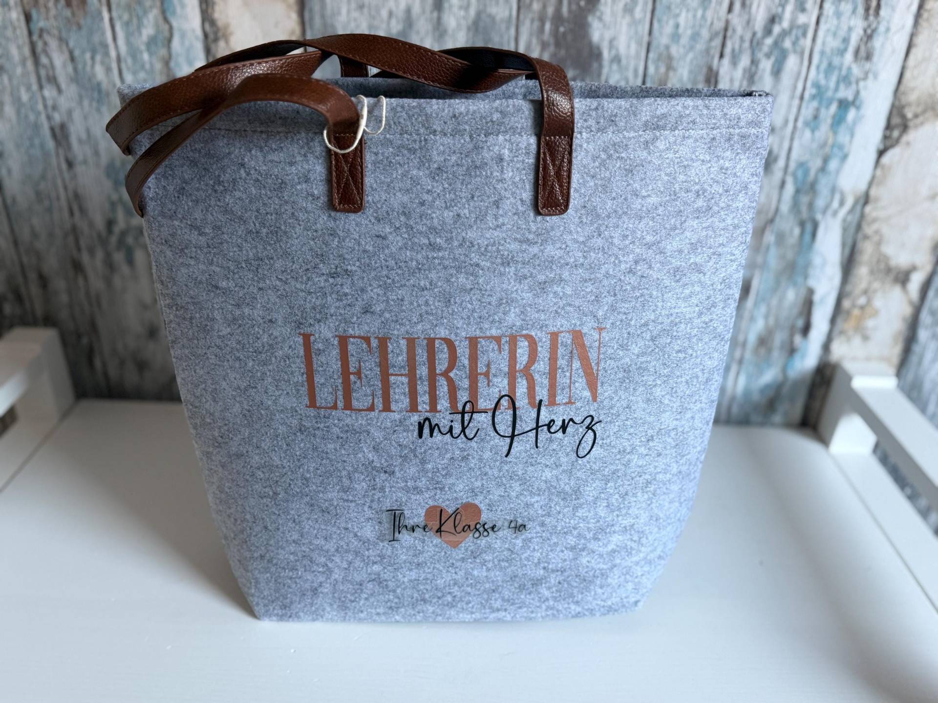 Filztasche "Lehrerin Mit Herz" - Personalisiertes Geschenk Für Lehrerin Auch Erzieherin Und Tagesmutter Filztasche "Lehrerin Mit Herz" - Personalisiertes Geschenk Für Lehrerin Auch Erzieherin Und Tagesmutter von SuzisHandmadeDesign