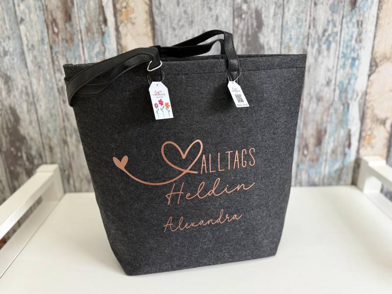 Filztasche "Alltagsheldin" - Personalisiertes Geschenk Für Die Heldinnen Des Alltags Mit Namen Personalisierte Tasche Frauen von SuzisHandmadeDesign