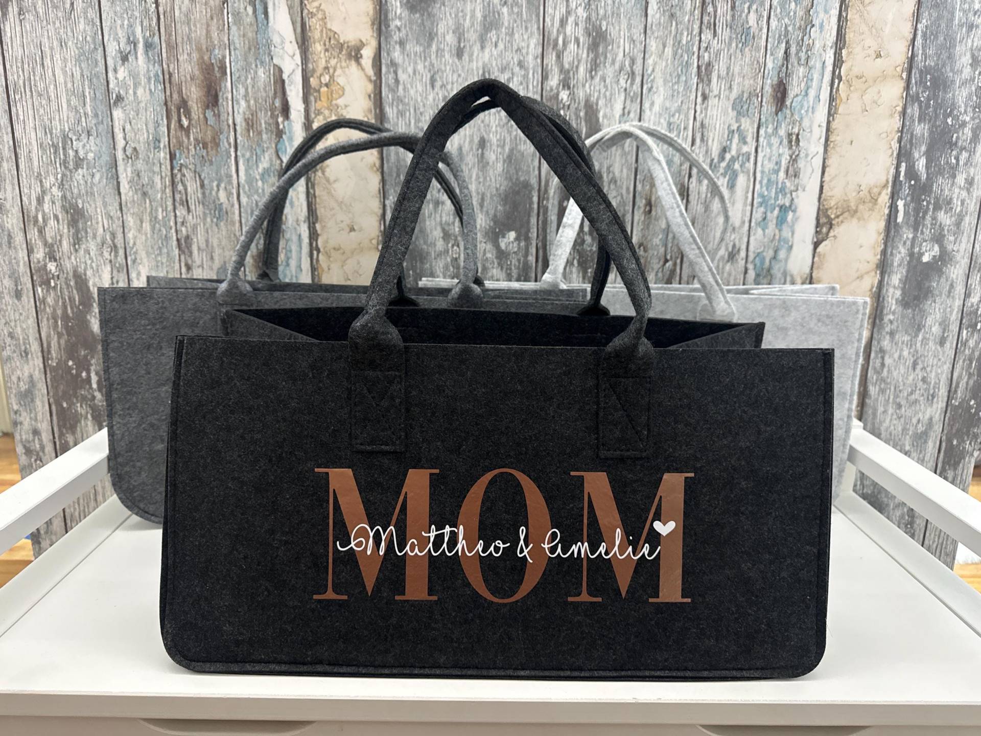 Personalisierte Xl Filztasche Für Die Mama Freie Textwahl Personalisiert Mit Namen Personalisierte Xl Filztasche Für Die Mama Freie Textwahl Personalisiert Mit Namen von SuzisHandmadeDesign