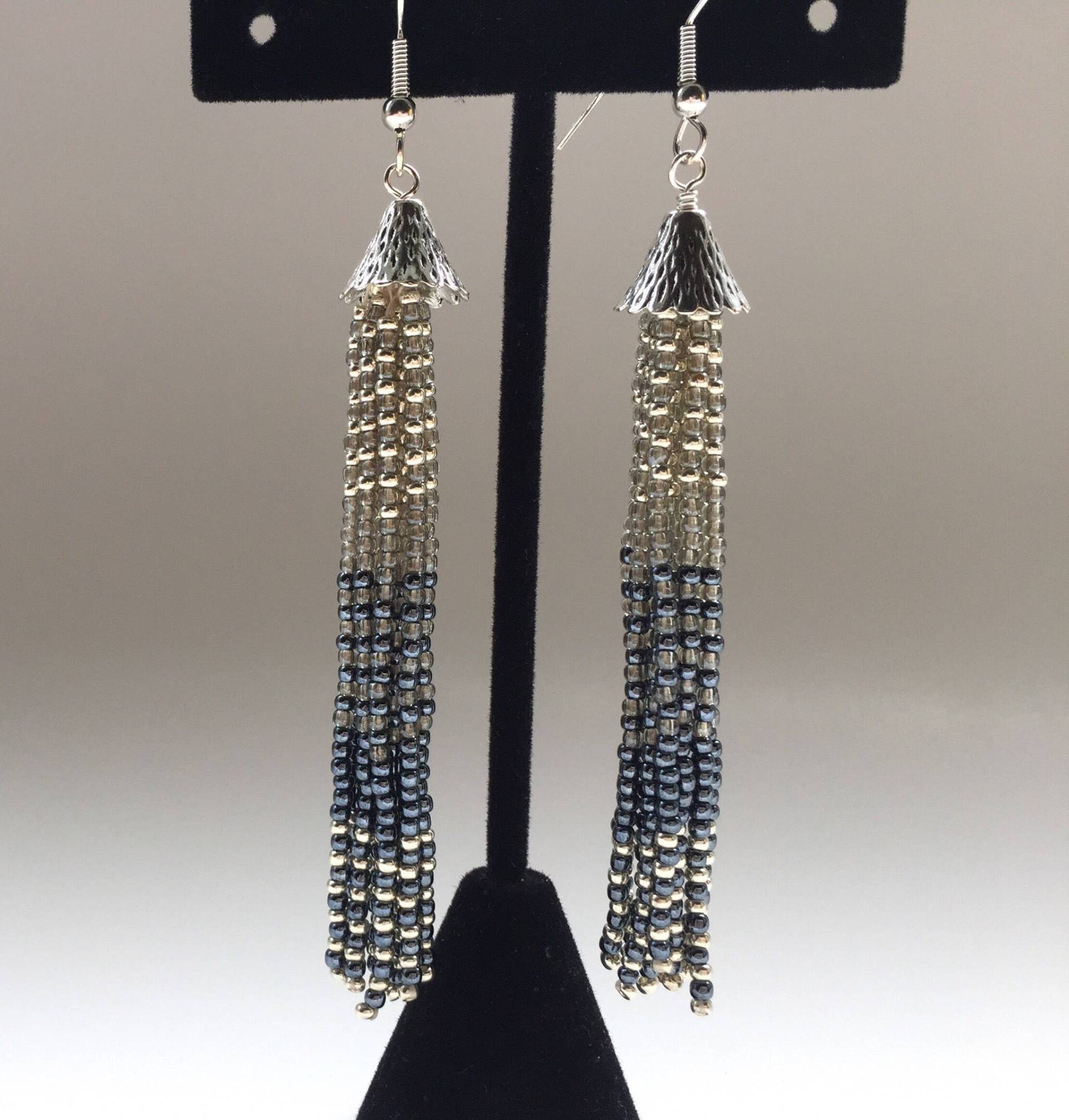 Perlen Quaste Ohrringe Silber Und Grau Fransen Lange Boho Schmuck Perlen Quaste Ohrringe Silber Und Grau Fransen Lange Boho Schmuck von SuzyGotBeads
