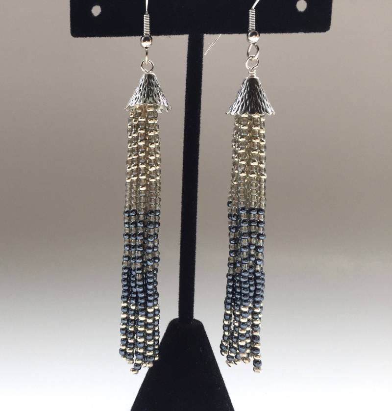 Perlen Quaste Ohrringe Silber Und Grau Fransen Lange Boho Schmuck Perlen Quaste Ohrringe Silber Und Grau Fransen Lange Boho Schmuck von SuzyGotBeads